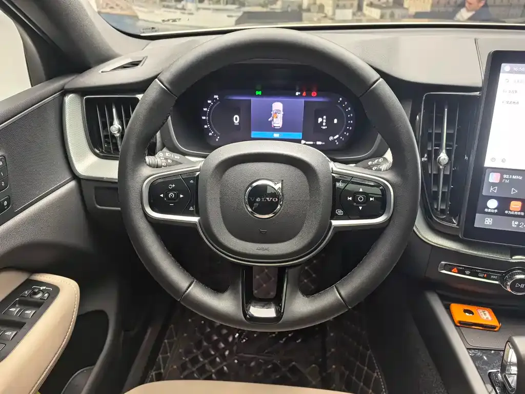 Volvo XC60 — фото 10
