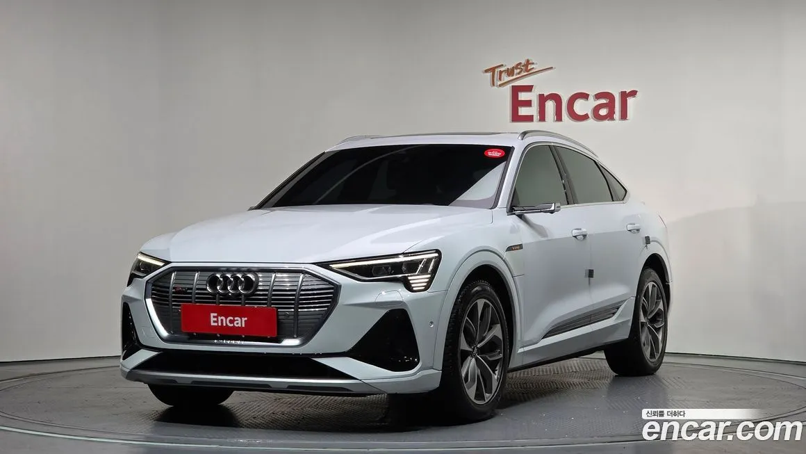 Audi e-tron — фото 1