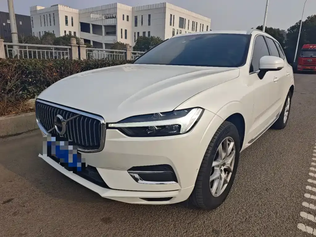 Volvo XC60 — фото 1