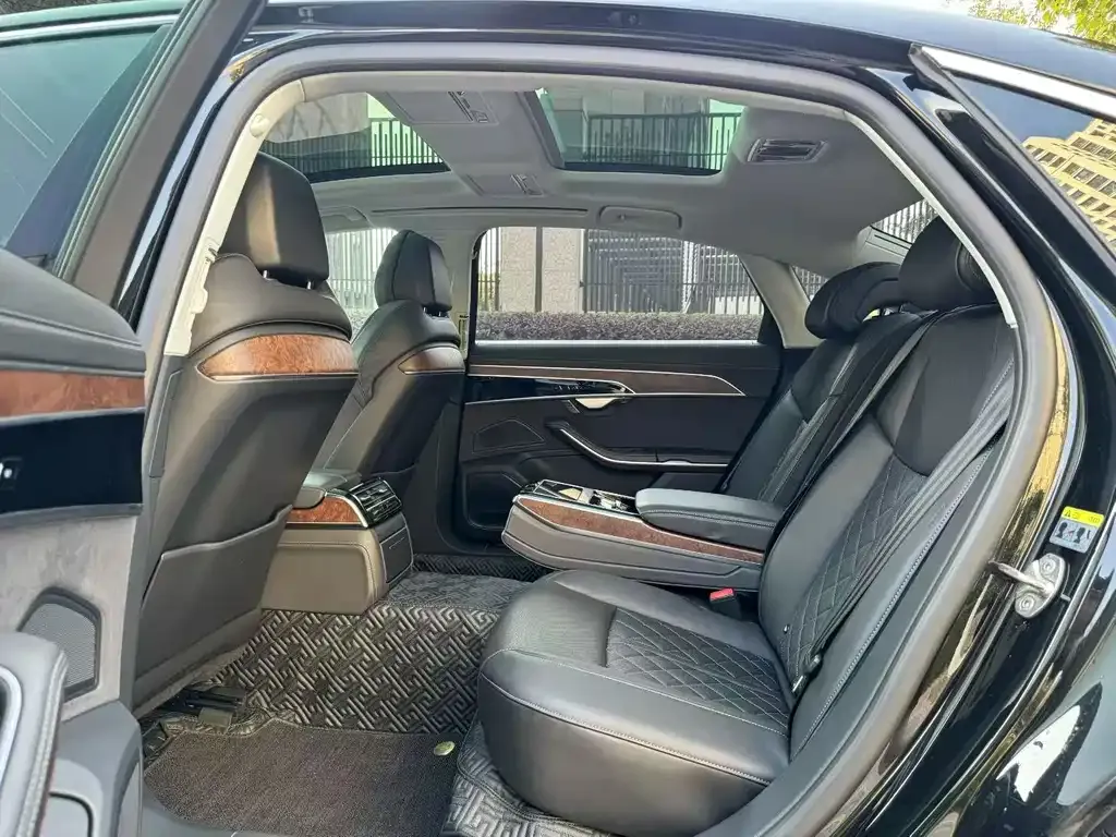 Audi A8 2023 из CN, фото 3