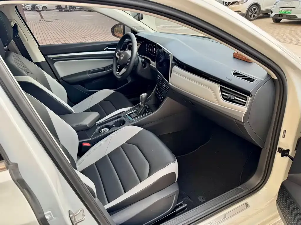 Volkswagen Bora 2024 из CN, фото 10