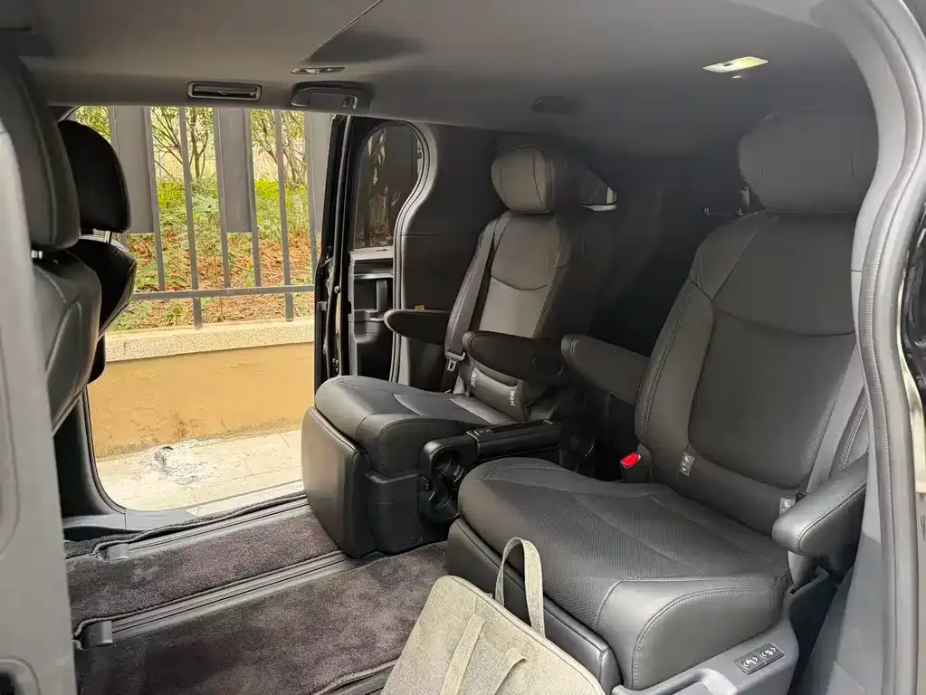 Toyota Sienna 2024 из CN, фото 2
