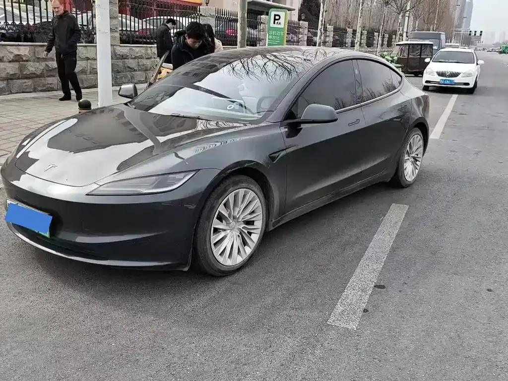 Tesla Model 3 — фото 1