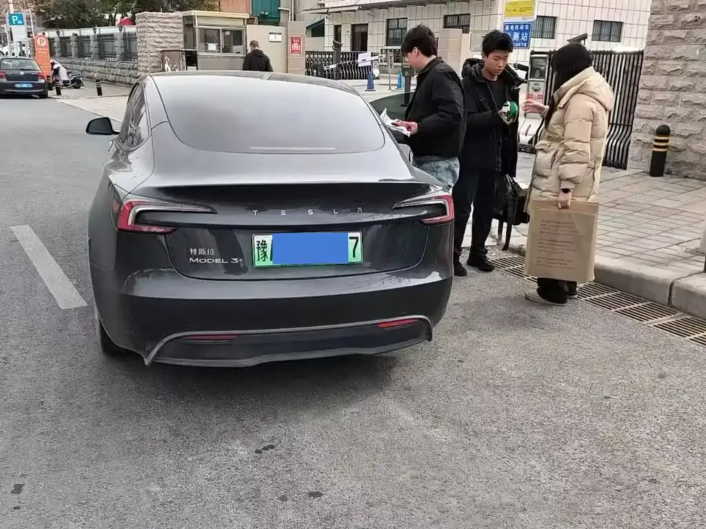 Tesla Model 3 — фото 9