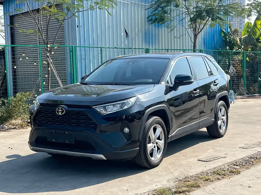 Toyota RAV4 — фото 1