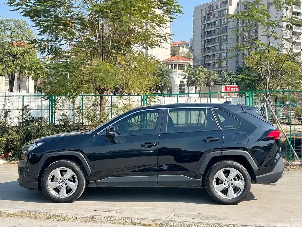 Toyota RAV4 — фото 4