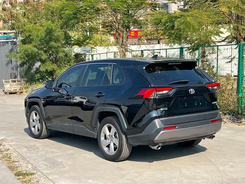 Toyota RAV4 — фото 9