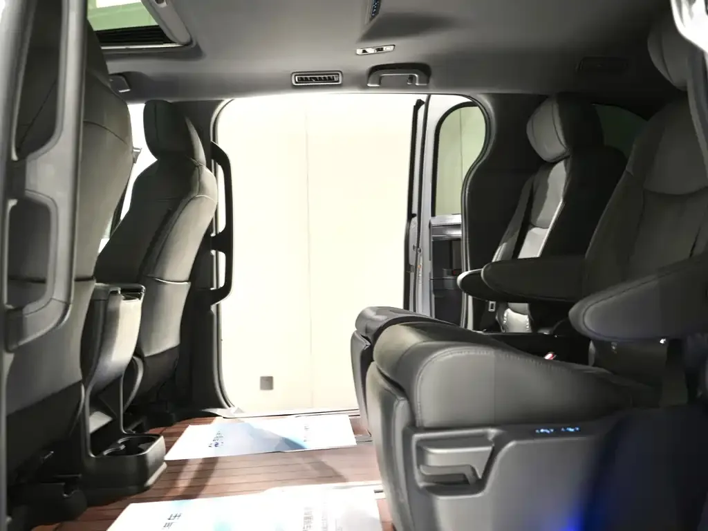 Toyota Sienna 2023 из CN, фото 2
