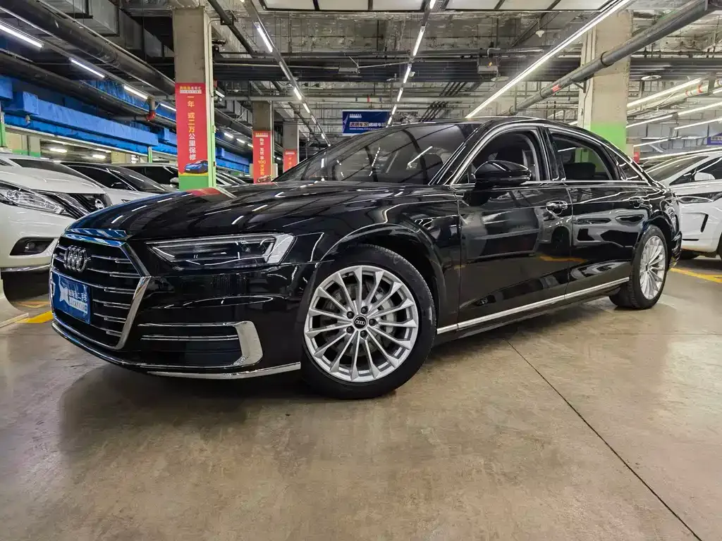 Audi A8 — фото 1