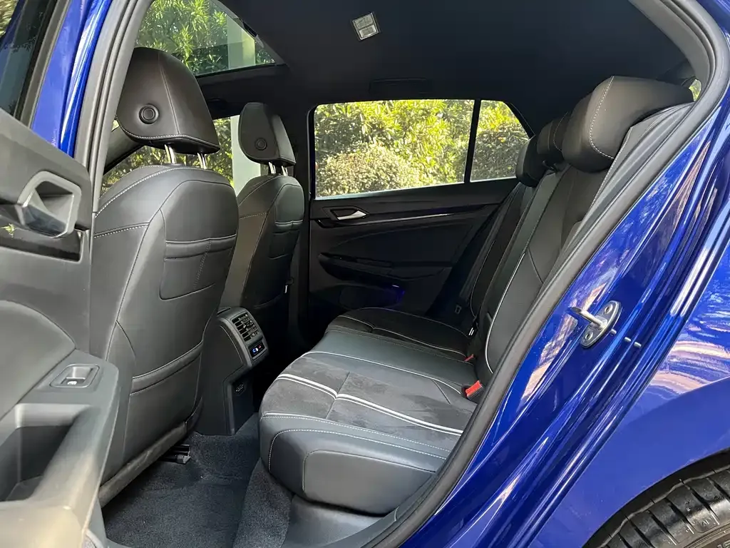 Volkswagen Golf 2023 из CN, фото 3