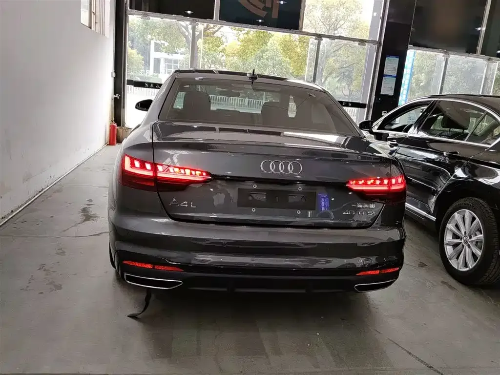 Audi A4L 2022 из CN, фото 4