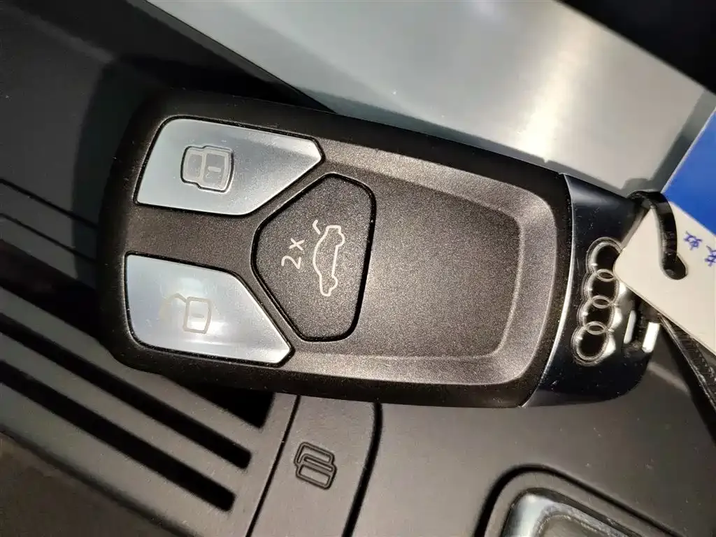 Audi A4L 2022 из CN, фото 10