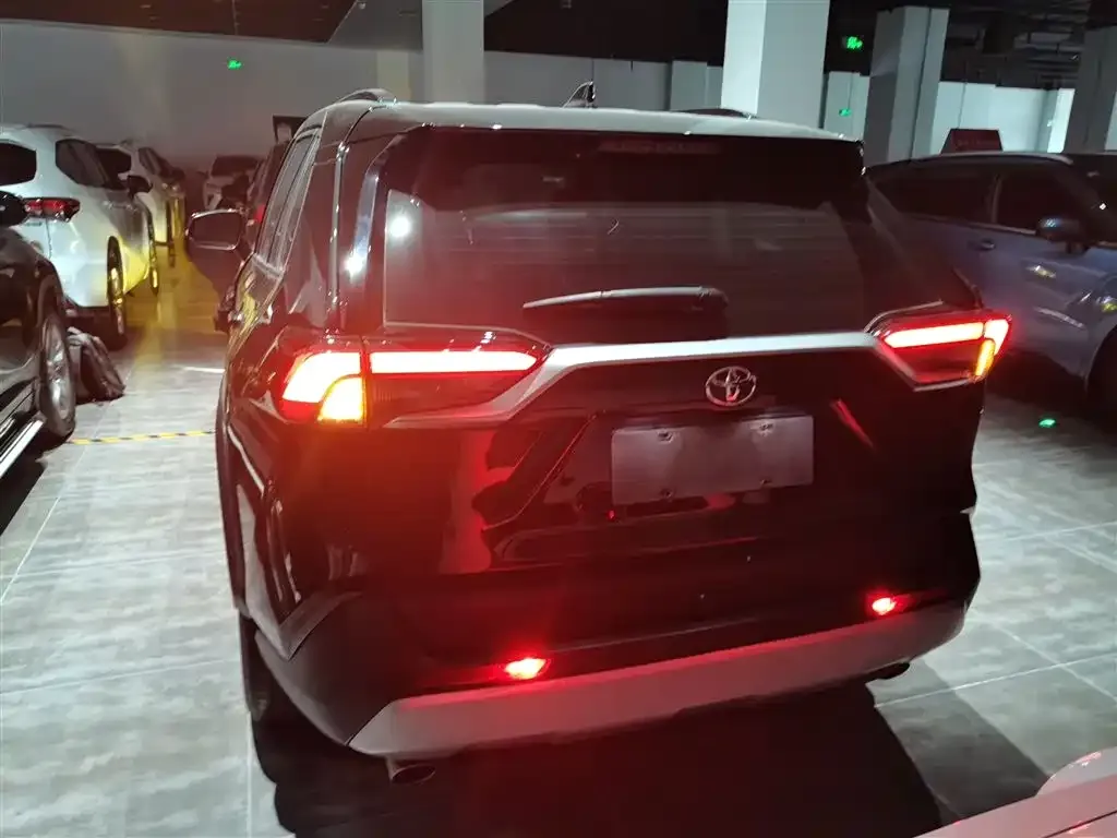 Toyota RAV4 2023 из CN, фото 2