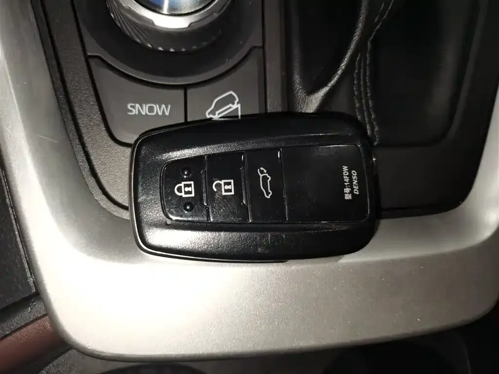 Toyota RAV4 2023 из CN, фото 6