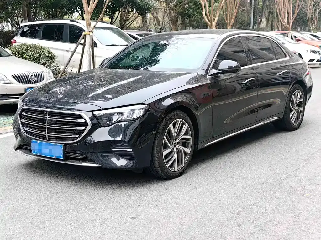 Mercedes-Benz E-Class — фото 1