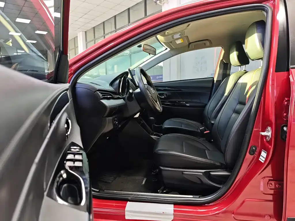 Toyota Yaris L — фото 3