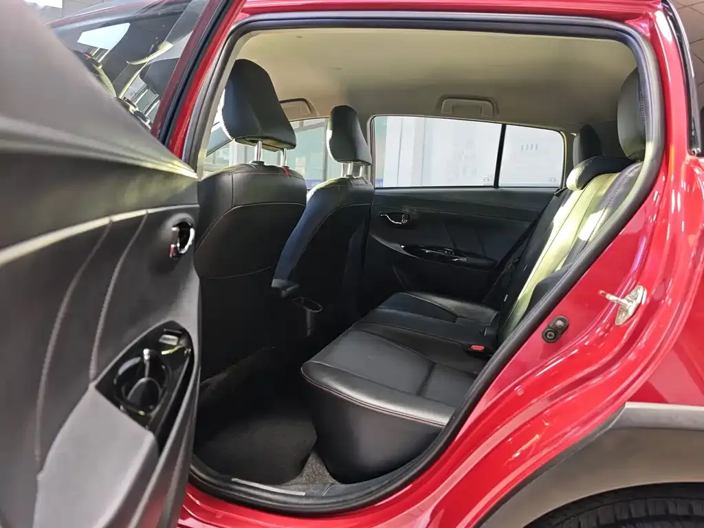 Toyota Yaris L — фото 2
