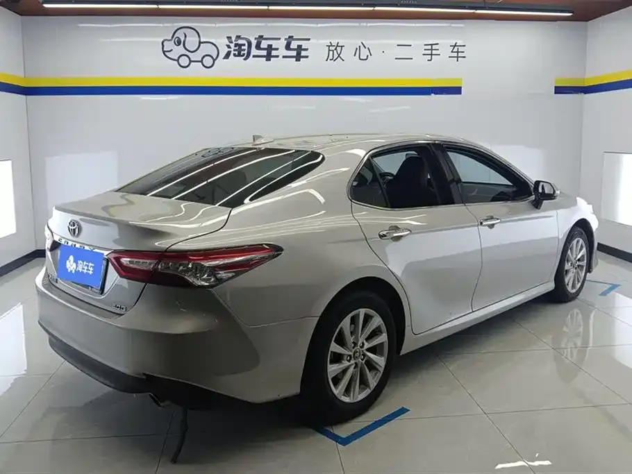 Toyota Camry — фото 5