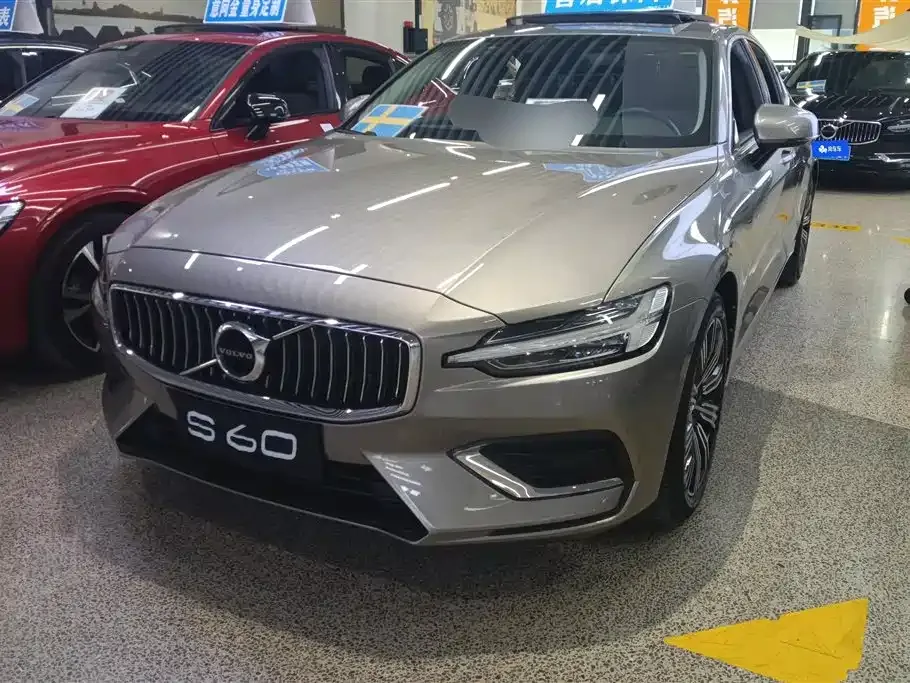 Volvo S60 — фото 1