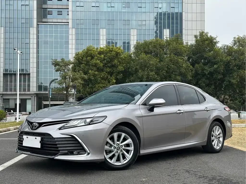 Toyota Camry — фото 1