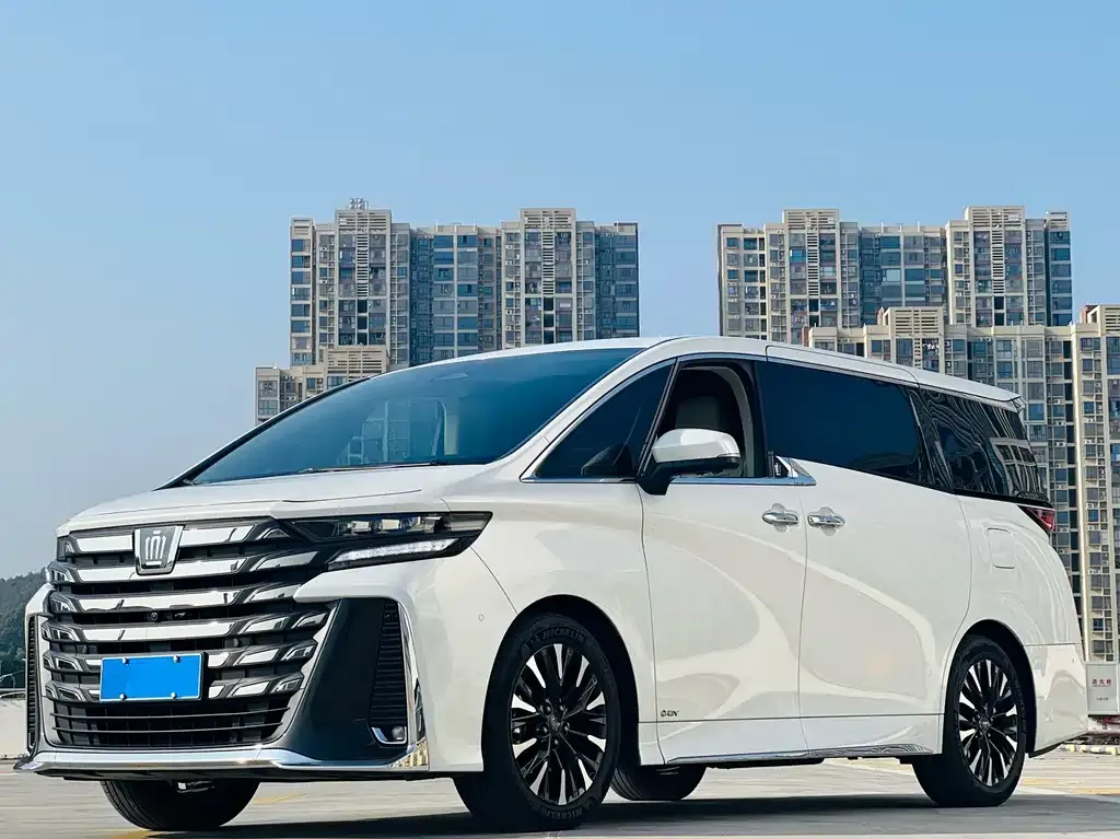 Toyota Vellfire — фото 1