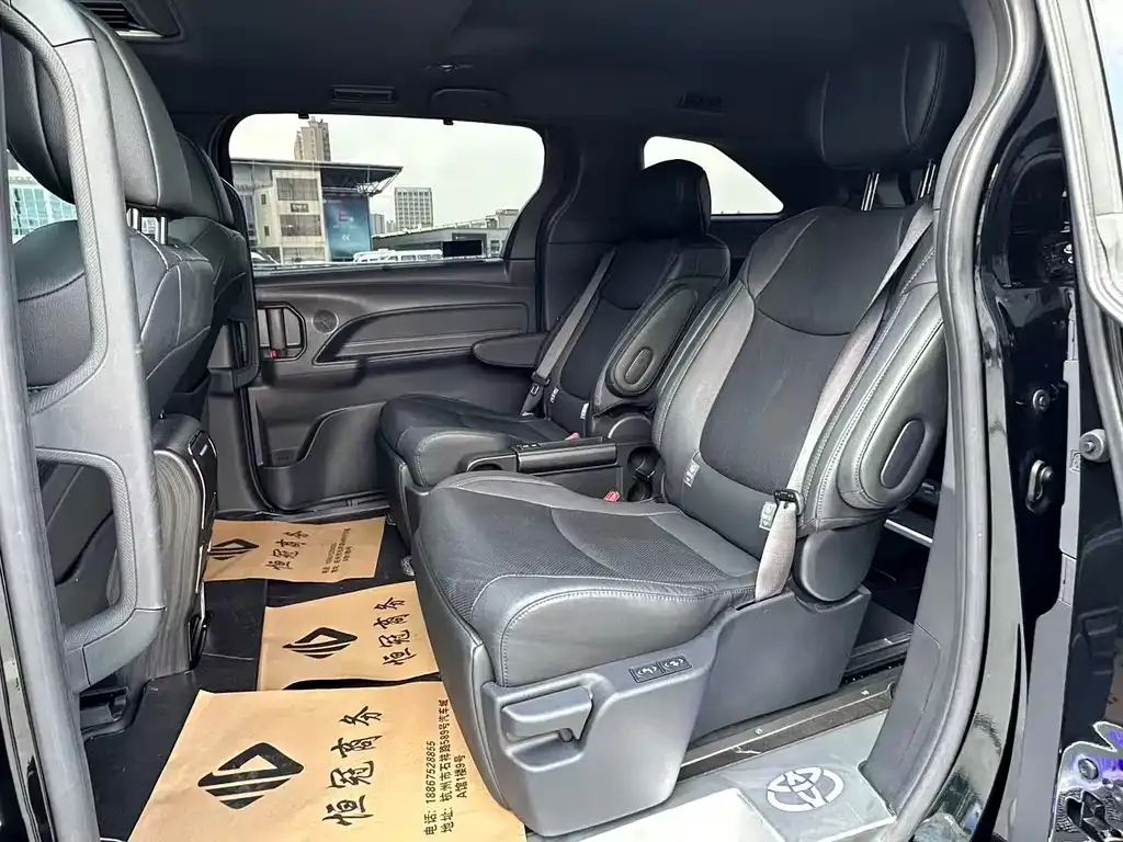 Toyota Sienna 2024 из CN, фото 4
