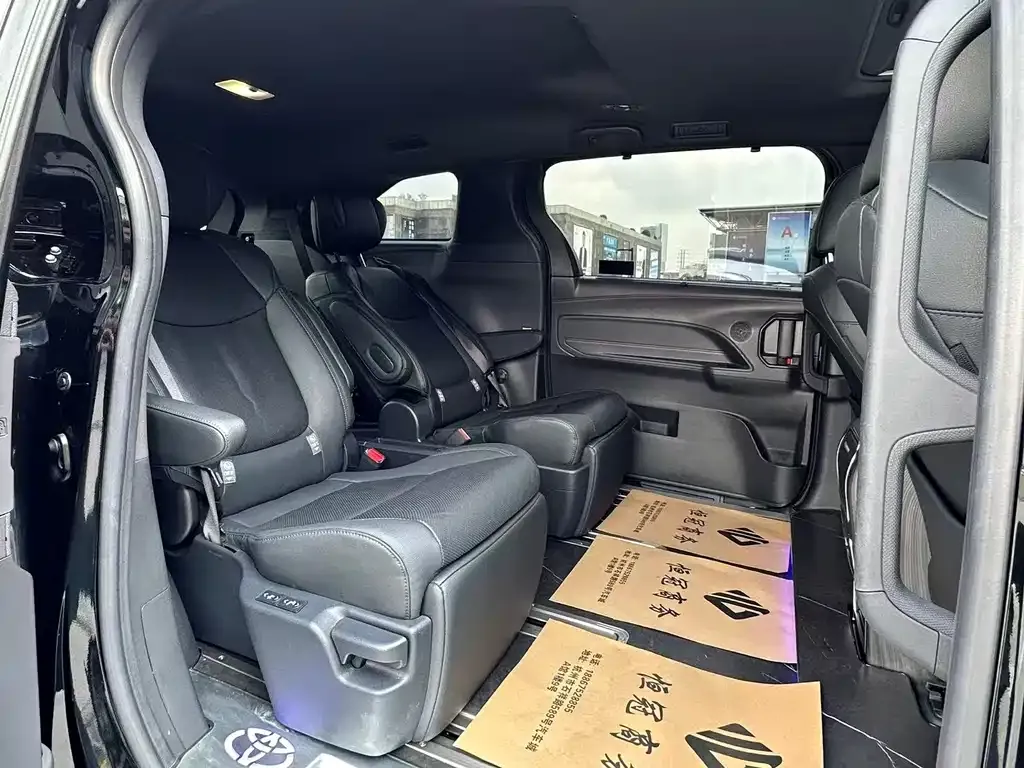 Toyota Sienna 2024 из CN, фото 3