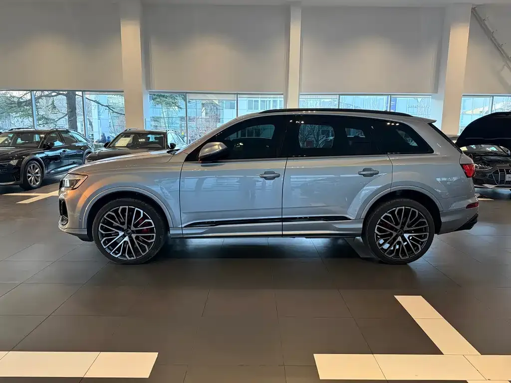 Audi SQ7 2025 из CN, фото 8