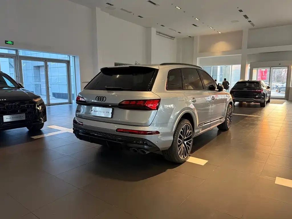 Audi SQ7 2025 из CN, фото 3