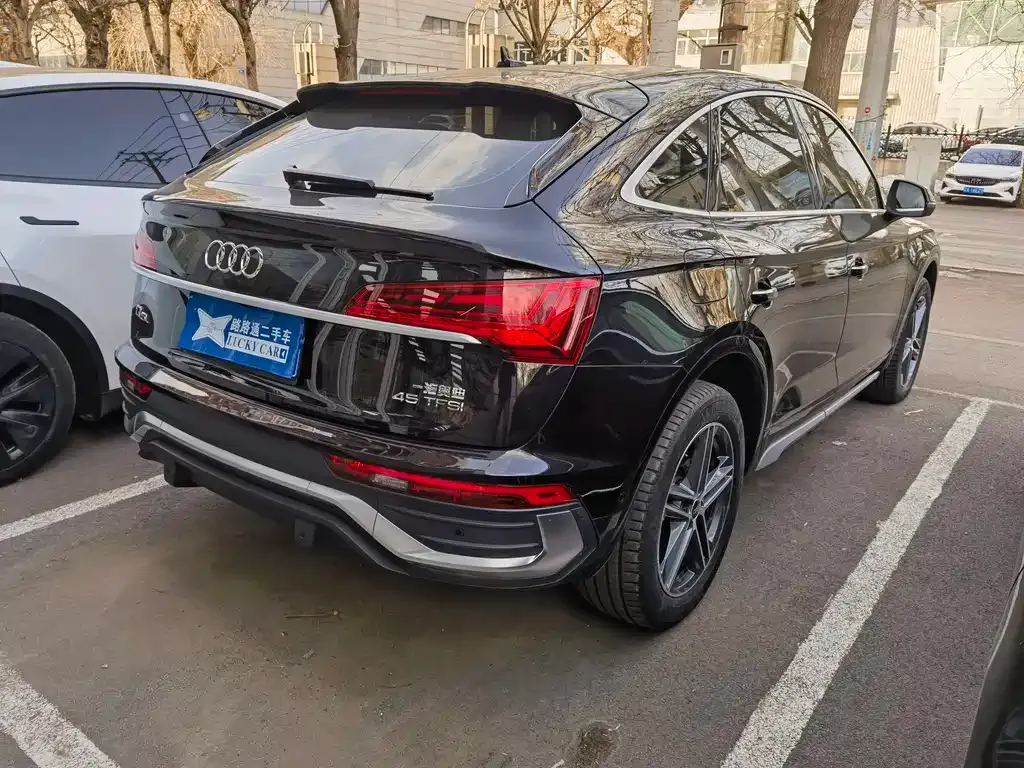 Audi Q5L Sportback — фото 5
