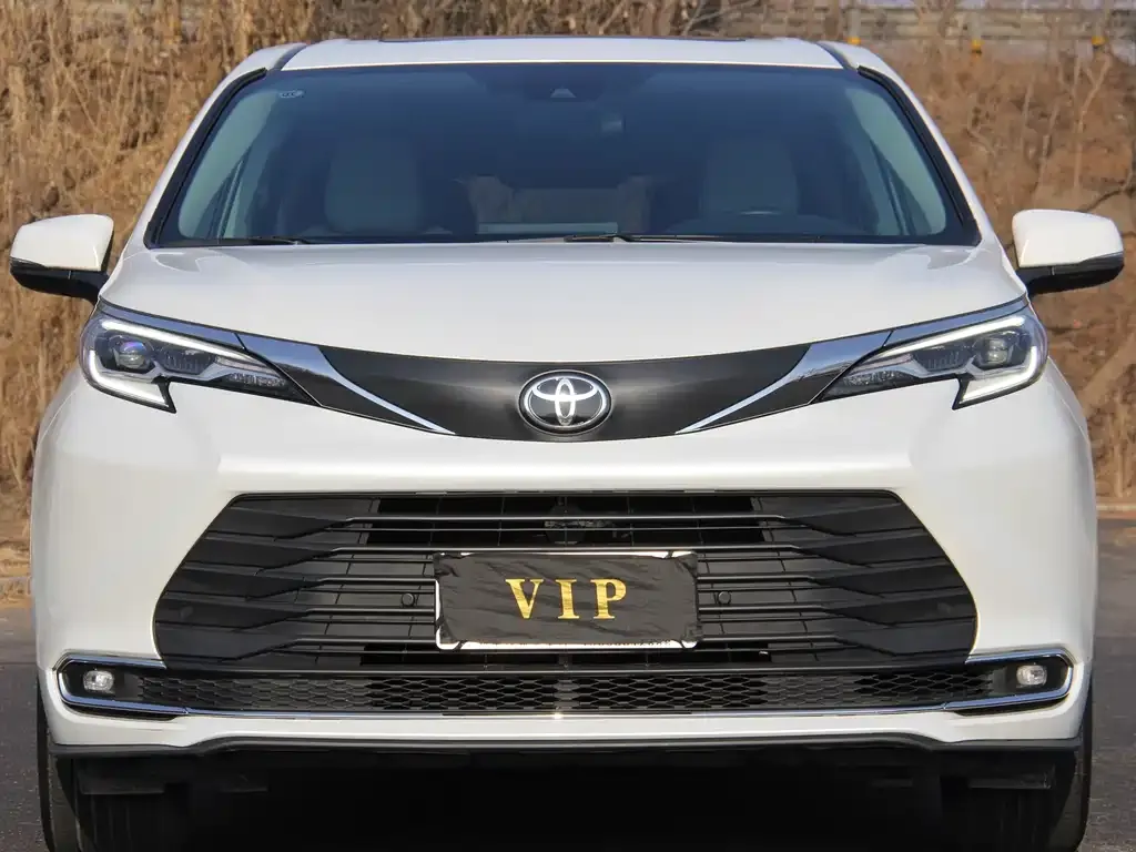 Toyota Sienna — фото 1