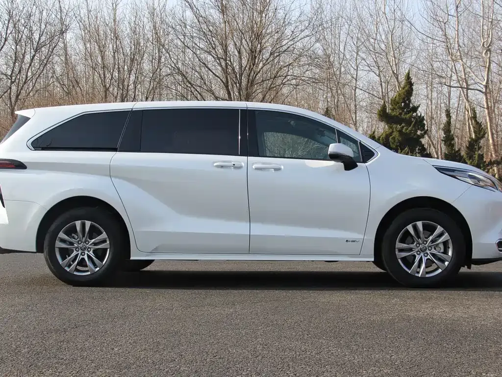 Toyota Sienna — фото 2