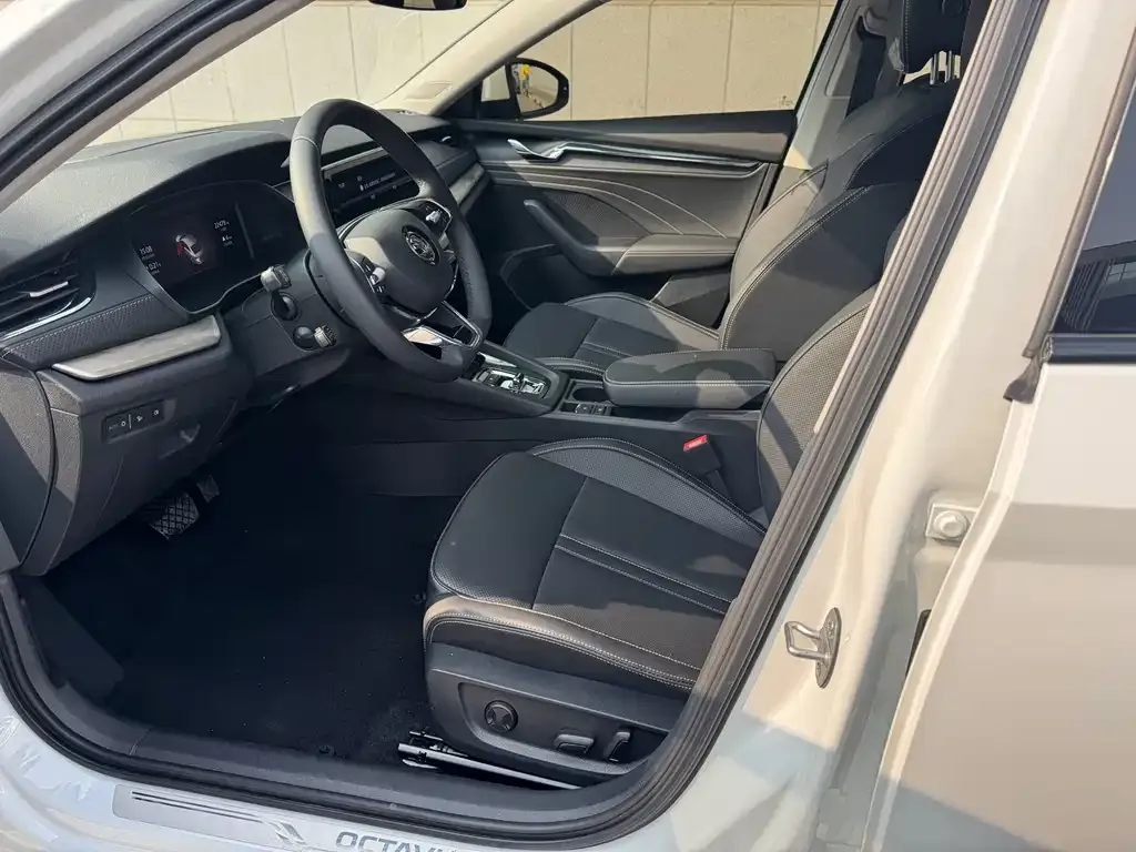 Skoda Octavia 2023 из CN, фото 3