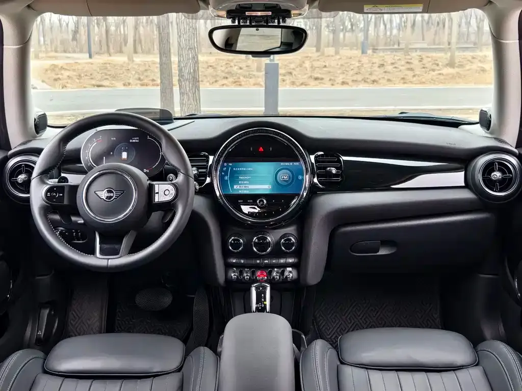 MINI Cooper (3-door) 2023 из CN, фото 2