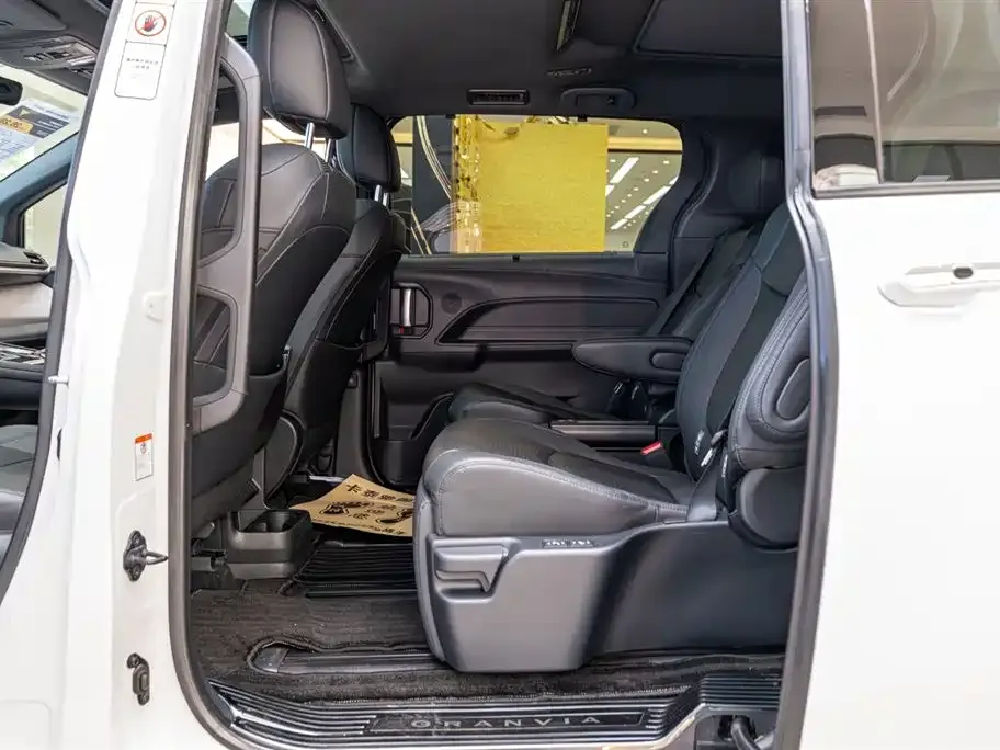 Toyota Granvia 2023 из CN, фото 9
