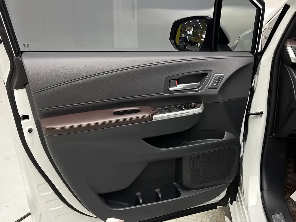Toyota Granvia 2025 из CN, фото 4