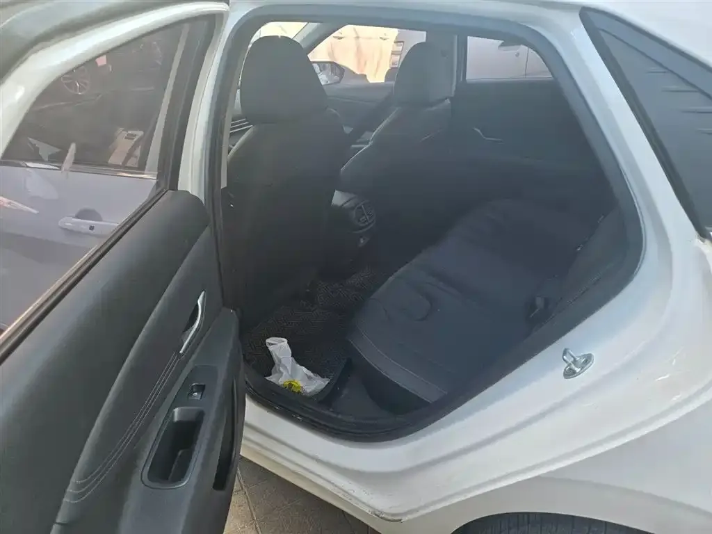 Hyundai Elantra — фото 2