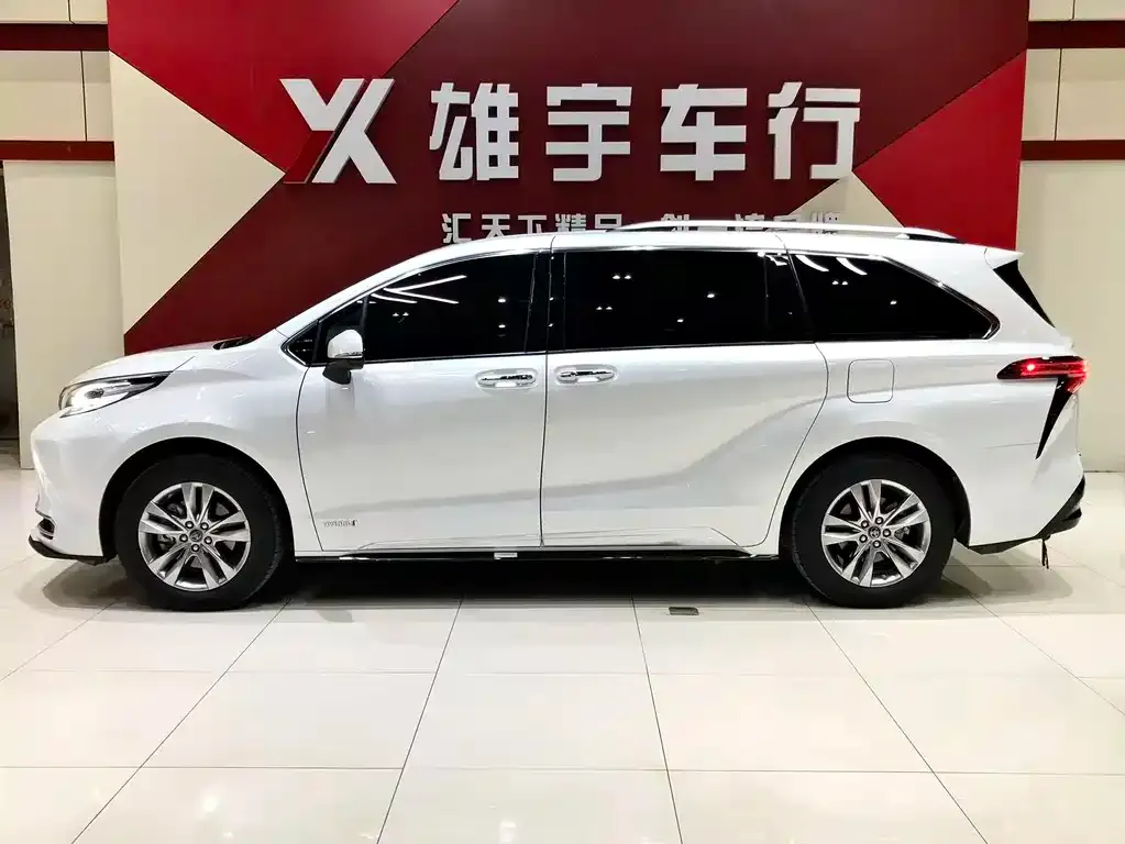 Toyota Sienna 2023 из CN, фото 2