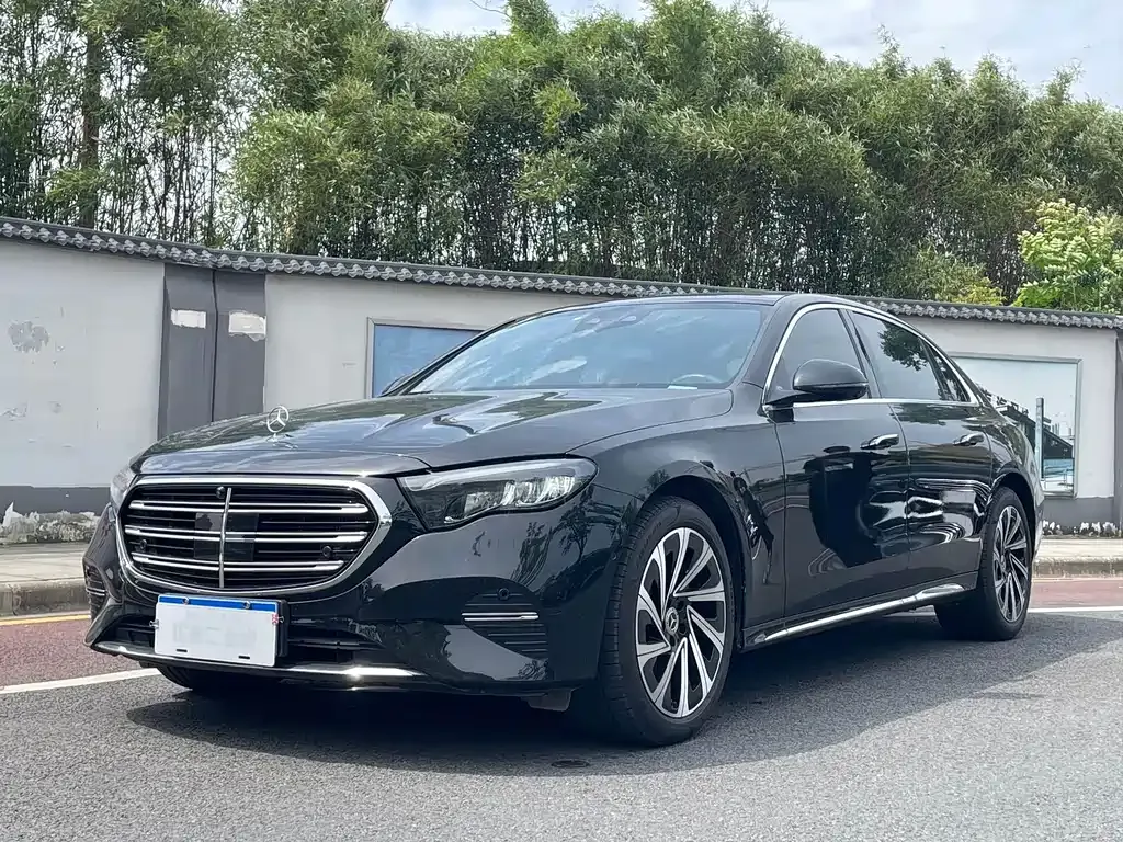 Mercedes-Benz E-Class — фото 1