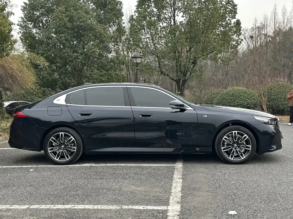 BMW 5 Series 2024 из CN, фото 8