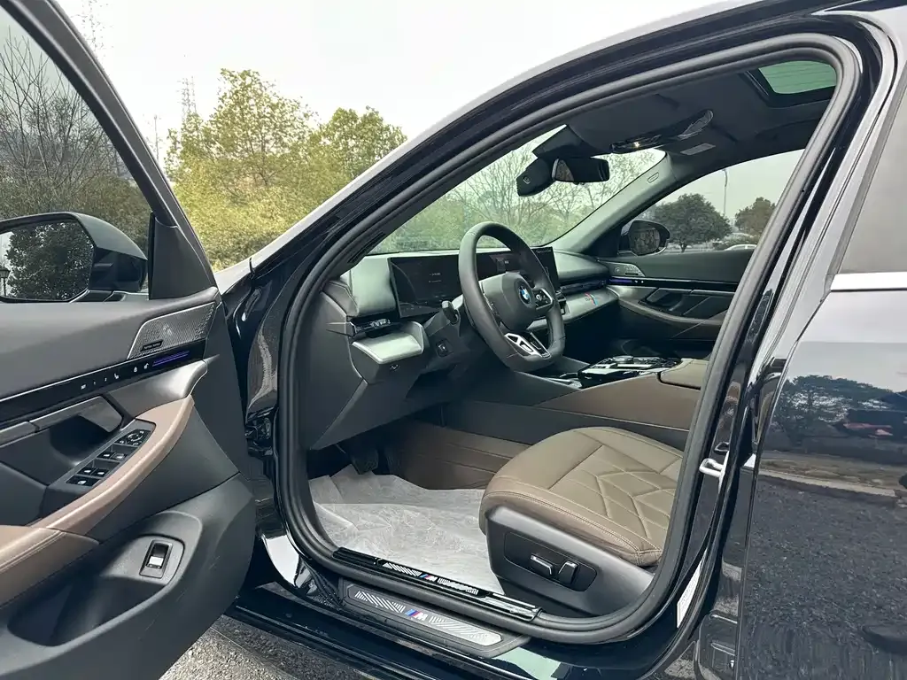 BMW 5 Series 2024 из CN, фото 7