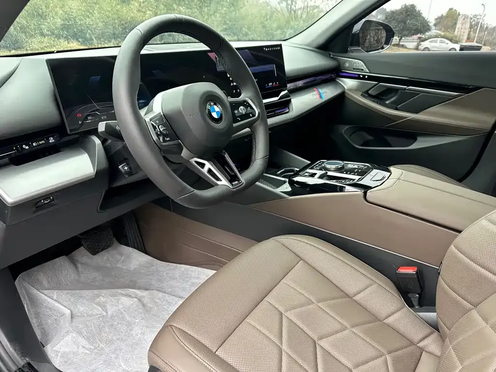 BMW 5 Series 2024 из CN, фото 3