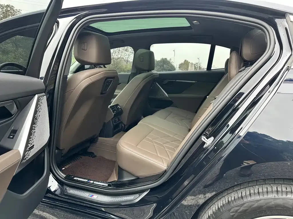 BMW 5 Series 2024 из CN, фото 4