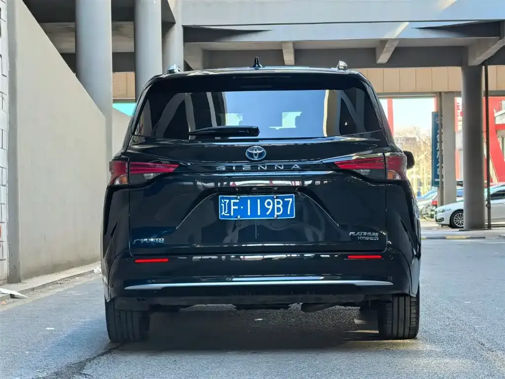 Toyota Sienna 2023 из CN, фото 2