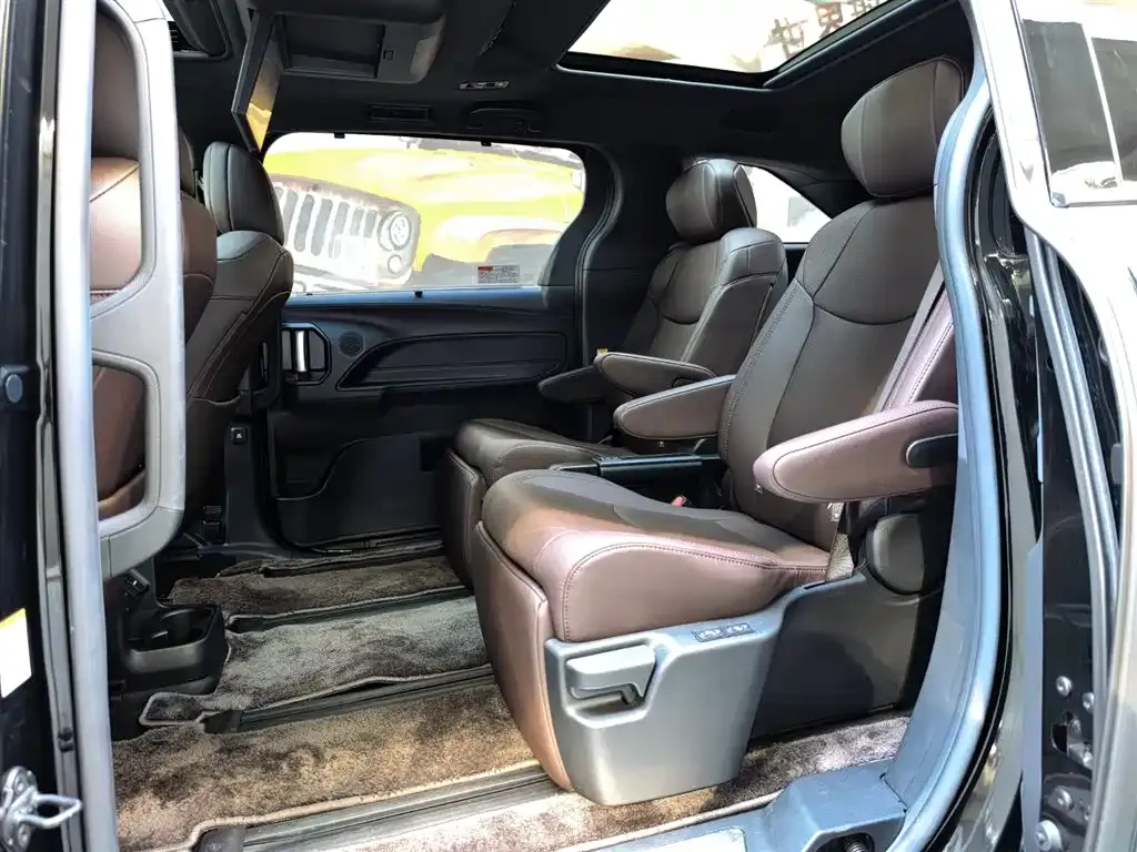 Toyota Sienna 2023 из CN, фото 3