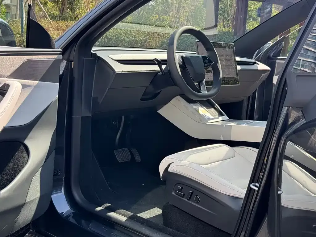Tesla Model Y L — фото 2