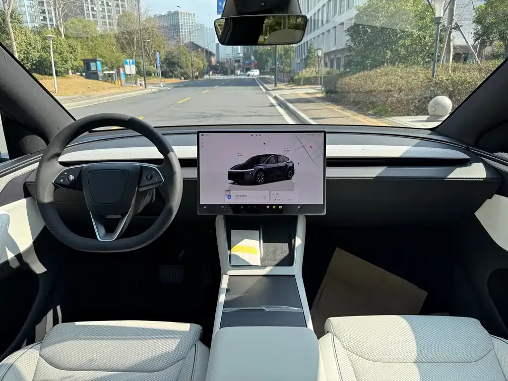 Tesla Model Y L — фото 10