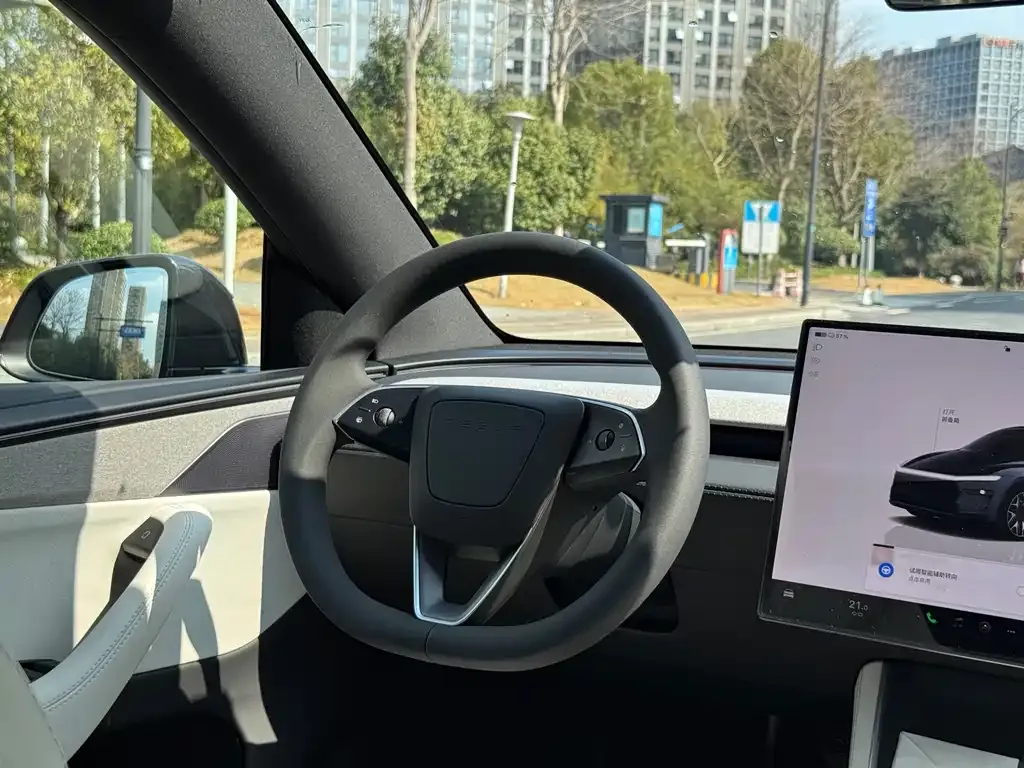 Tesla Model Y L — фото 3