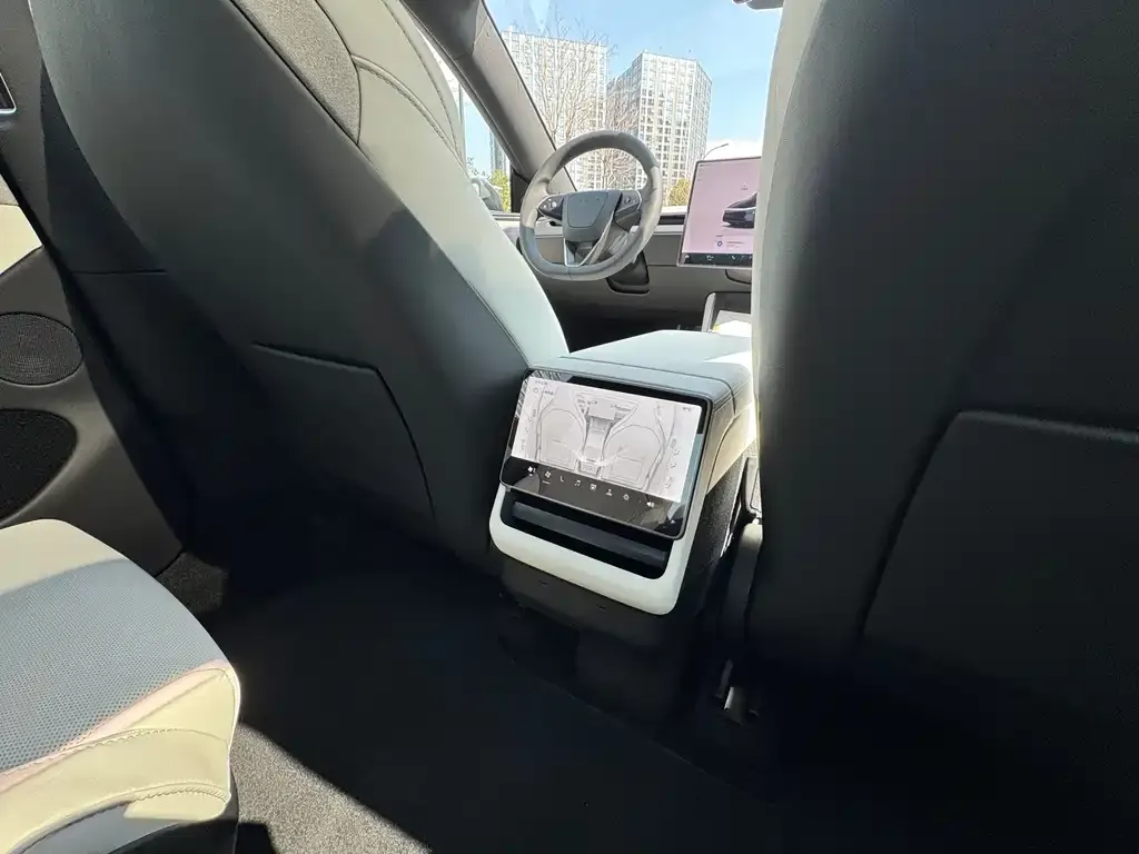 Tesla Model Y L — фото 4