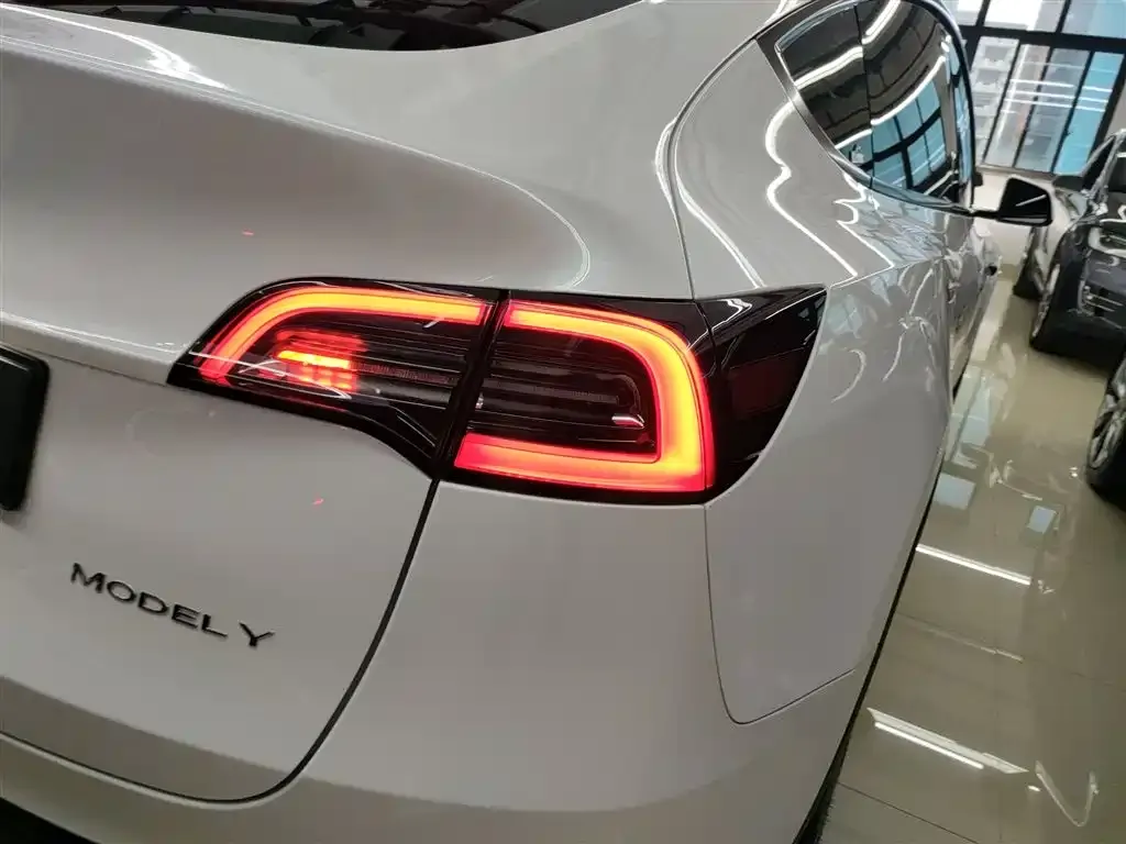 Tesla Model Y — фото 7